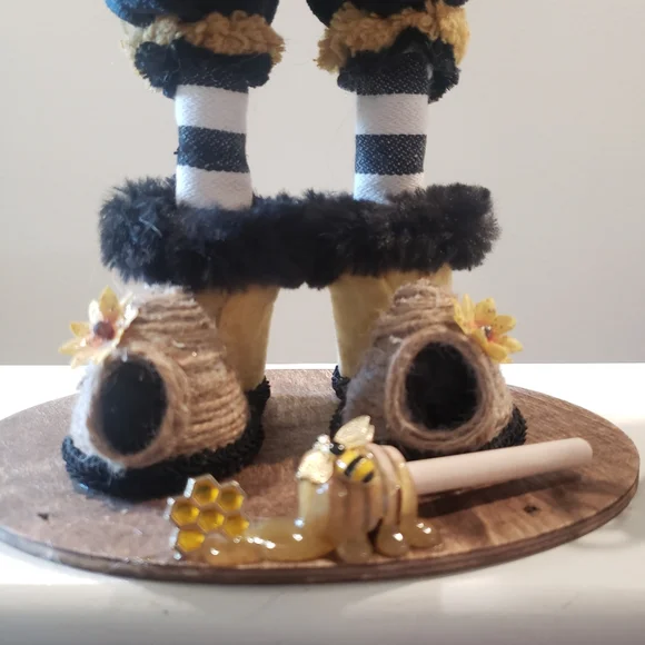 Bee Decor/ sunflower & bee gnome - Picture 8 of 13